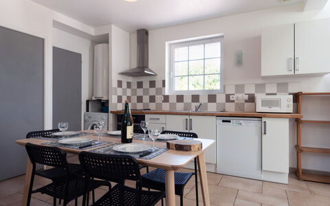 De Malau: Table, Cabinetry, Furniture, Property, Window, Countertop, Wood, Interior Design, Lighting
