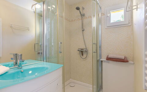 Les Oliviers: Shower Head, Plumbing Fixture, Tap, Property, Shower Bar, Shower, Sink, Shower Door, Bathroom, Shower Panel