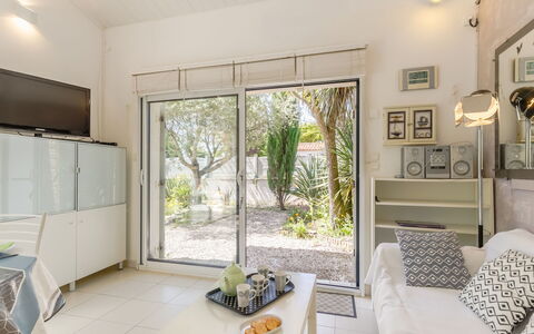 Les Oliviers: Plant, Interior Design, Floor, Flooring, Living Room, Houseplant, Real Estate, Shade, Wood, Comfort