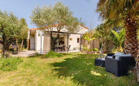 Les Oliviers: Plant, Sky, Building, Tree, Land Lot, Architecture, Vegetation, House, Residential Area, Cottage