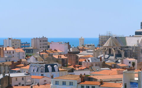 L'Escale Vendée Globe: Sky, Daytime, Building, Property, Window, Azure, Body Of Water, House, Cityscape, Urban Design