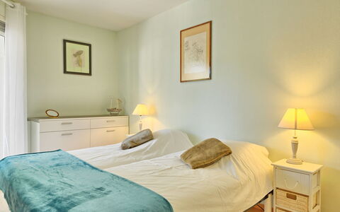 Mariza: Furniture, Property, Picture Frame, Comfort, Wood, Building, Lighting, Textile, Interior Design, Floor