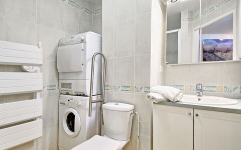 Mariza: Mirror, Plumbing Fixture, Tap, Property, Bathroom Cabinet, Sink, Bathroom Sink, Cabinetry, Bathroom, Purple