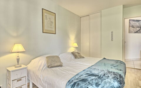 Mariza: Furniture, Property, Comfort, Wood, Textile, Lamp, Interior Design, Lighting, Bed Frame, Bed