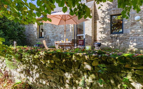 Les Trois Baudets: Plant, Building, Window, Vegetation, Tree, Biome, Grass, House, Groundcover, Cottage