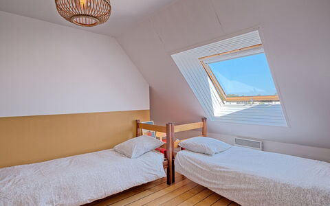 Belle Vue Mer et Groix: Furniture, Property, Comfort, Wood, Textile, Shade, Interior Design, Flooring, Bed, Floor