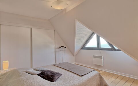 Belle Vue Mer et Groix: Building, Furniture, Comfort, Wood, Interior Design, Shade, Flooring, House, Floor, Window