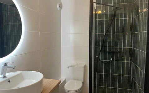 Belle Vue Mer et Groix: Plumbing Fixture, Bathroom, Flooring, Interior Design, Floor, Bathroom Sink, Plumbing, Sink, Toilet, Tap