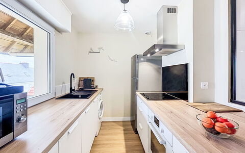 Belle Vue Mer et Groix: Countertop, Kitchen, Interior Design, Kitchen Appliance, Furniture, Flooring, Major Appliance, Cabinetry, Wood, Ceiling