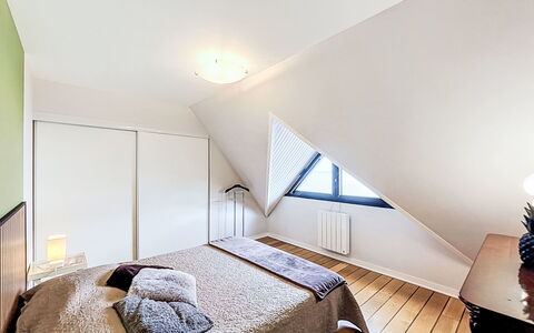 Belle Vue Mer et Groix: Interior Design, Bed, Flooring, Floor, Furniture, Bedroom, Wood, Ceiling, Room, Wood Flooring