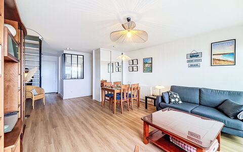 Belle Vue Mer et Groix: Furniture, Apartment, Flooring, Interior Design, Floor, Room, Ceiling, Wood Flooring, Living Room, Couch