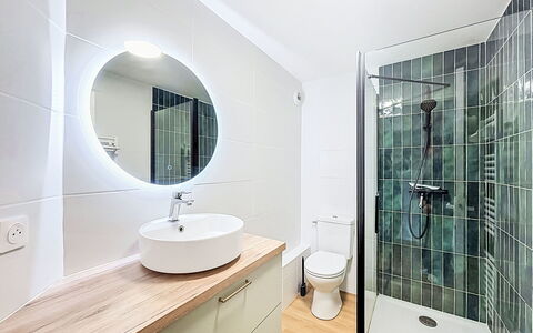 Belle Vue Mer et Groix: Bathroom, Flooring, Interior Design, Plumbing Fixture, Floor, Bathroom Sink, Ceiling, Toilet, Plumbing, Tap