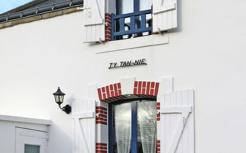 Ty Tan-Nie: Plant, Sky, Building, Property, Window, Door, Azure, Wood, Architecture