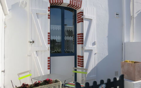 Ty Tan-Nie: Property, Building, Door, Wood, House, Window, Facade, Flag, Ceiling, Home Door