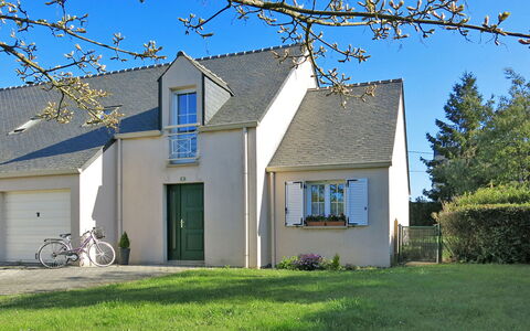 Ar Mimoza: Sky, Plant, Wheel, Building, Daytime, Bicycle, Property, Window, Door