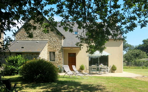 Le Petit Maître: Plant, Sky, Building, Window, Tree, Door, House, Shade, Land Lot, Grass