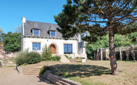 Etoile de Mer: Plant, Building, Property, Sky, Window, Tree, Land Lot, House, Cottage, Neighbourhood
