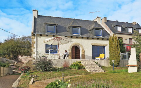 Etoile de Mer: Sky, Plant, Cloud, Window, Building, Land Lot, Grass, Residential Area, Cottage, House