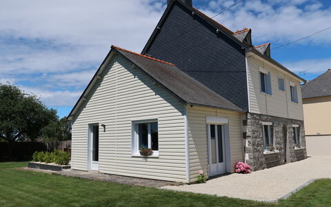Ty Manolo: House, Home, Property, Cottage, Siding, Building, Residential Area, Roof, Real Estate, Farmhouse