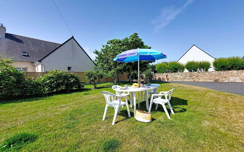 Ty Maï Pi: Lawn, Cottage, Garden, Yard, Landscaping, Farmhouse, Shade, Backyard, Estate, Driveway