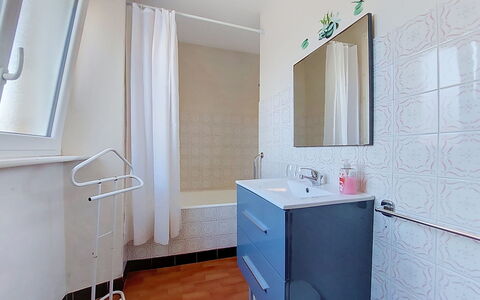 Ty Maï Pi: Flooring, Floor, Interior Design, Plumbing Fixture, Tile, Bathroom, Plumbing, Room, Ceiling, Tap