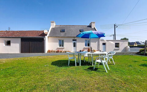 Ty Maï Pi: Sky, House, Roof, Home, Residential Area, Cottage, Land Lot, Lawn, Estate, Yard