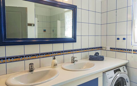 De la Plage: Bathroom Sink, Plumbing Fixture, Bathroom, Interior Design, Flooring, Sink, Tap, Mirror, Floor, Plumbing