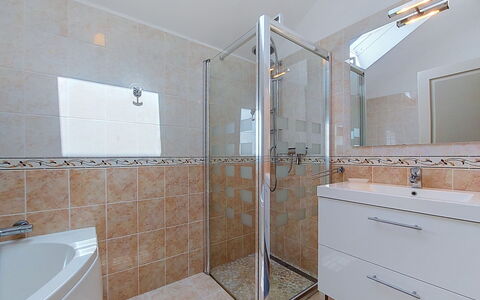 Le Sémaphore: Plumbing Fixture, Bathroom, Flooring, Interior Design, Sink, Floor, Tap, Bathroom Sink, Plumbing, Mirror