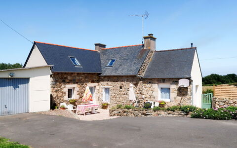 Chez Yvonne: Property, House, Building, Cottage, Home, Roof, Real Estate, Residential Area, Rural Area, Land Lot