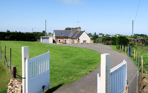 Chez Yvonne: Property, Land Lot, House, Grass, Residential Area, Rural Area, Home, Real Estate, Fence, Building