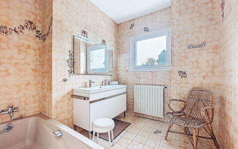 La Rotonde: Flooring, Plumbing Fixture, Wall, Floor, Bathroom, Interior Design, Plumbing, Tap, Tile, Bathtub