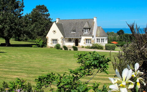 La Rotonde: Sky, Plant, Building, Flower, Tree, Natural Landscape, House, Window, Land Lot, Cottage