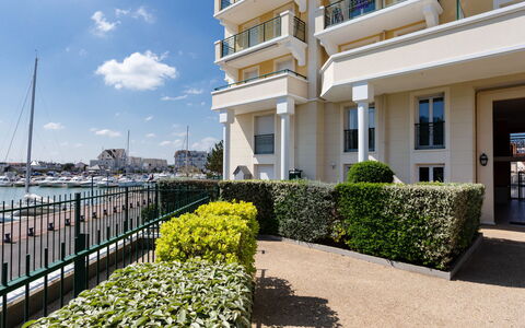 Cabourg 132: Plant, Building, Sky, Daytime, Property, Cloud, Window, Flower, Urban Design, Neighbourhood