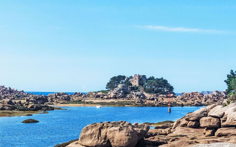 Palacret: Blue, Water, Body Of Water, Water Resources, Coast, Rock, Coastal And Oceanic Landforms, Sea, Beach, Shore