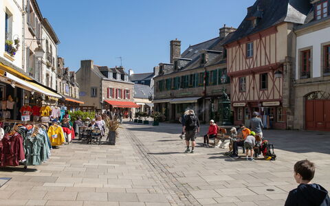 Gîte au Jardin: Building, Public Space, Town, Urban Area, City, Architecture, Street, Vacation, Urban Design