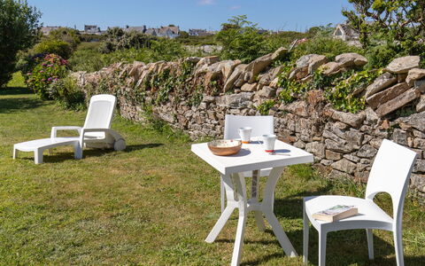 Les Hortensias: Plant, Table, Furniture, Property, Plant Community, Sky, Natural Landscape, Tree, Outdoor Furniture, Outdoor Table
