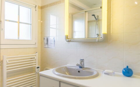Tal Ar Mor: Mirror, Tap, Sink, Bathroom Cabinet, Cabinetry, Property, Plumbing Fixture, Furniture, Building, Countertop