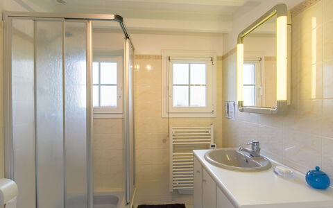 Tal Ar Mor: Sink, Tap, Property, Building, Plumbing Fixture, Kitchen Sink, Mirror, Window, Interior Design