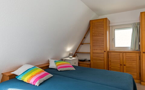 Tal Ar Mor: Furniture, Property, Building, Comfort, Cabinetry, Azure, Shade, Interior Design, Bed