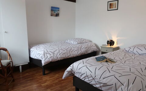 Ti an Naod: Furniture, Comfort, Wood, Textile, Building, Bed Frame, Interior Design, Architecture, Floor, Flooring