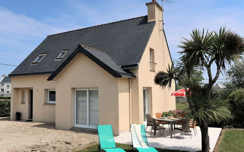 L'Hermine: Building, Sky, Plant, Property, Window, House, Land Lot, Shade, Tree, Door