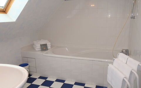 L'Hermine: Plumbing Fixture, Property, Bathtub, White, Building, Bathroom, Tap, Shower Head, Picture Frame, Toilet