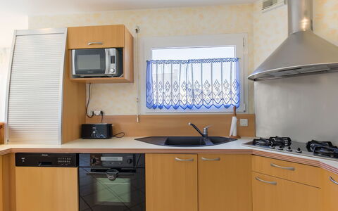 L'Hermine: Cabinetry, Kitchen Sink, Countertop, Property, Tap, Sink, Kitchen Stove, Kitchen, Building, Wood