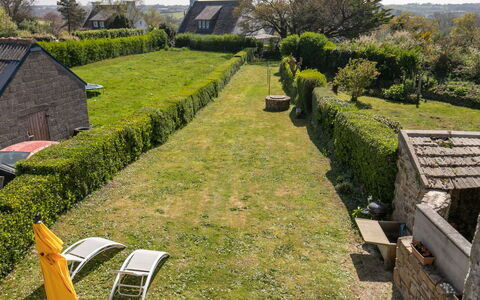 Ty Angèle: Grass, Shrub, Garden, House, Land Lot, Cottage, Rural Area, Groundcover, Hedge