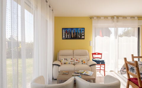 Tal Ar Mor: Furniture, Interior Design, Flooring, Floor, Room, Couch, Textile, Living Room, Ceiling, Home