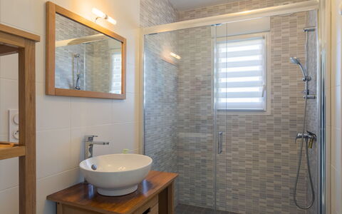 Tal Ar Mor: Bathroom, Bathroom Sink, Flooring, Plumbing Fixture, Interior Design, Wall, Floor, Mirror, Sink, Bathroom Cabinet