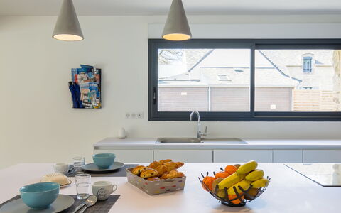 Breizh Riviera: Tableware, Dishware, Building, Table, Food, Cabinetry, Lighting, Interior Design, Plate, Serveware