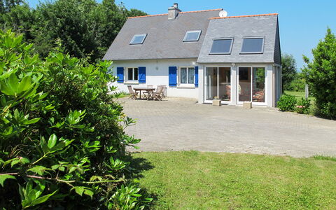 Nature et Mer: Plant, Sky, Building, Property, Window, Tree, House, Natural Landscape, Land Lot