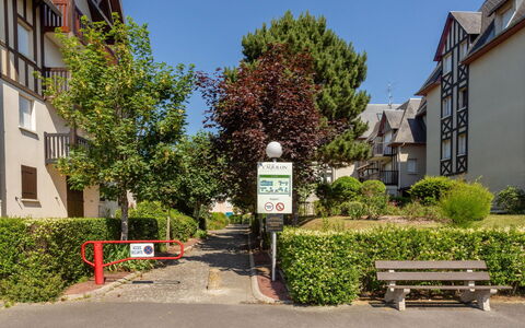 Cabourg 180: Plant, Sky, Building, Daytime, Window, Leaf, Road Surface, Urban Design, Outdoor Bench, Grass