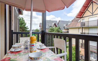 Cabourg 180: Tableware, Sky, Table, Property, Plant, Furniture, Building, Cloud, Dishware, Cup